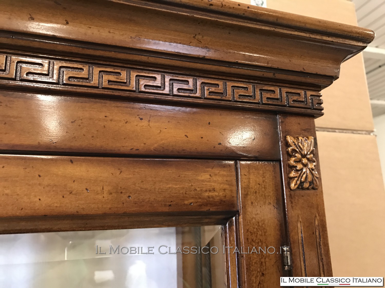 vetrina personalizzata in legno massello